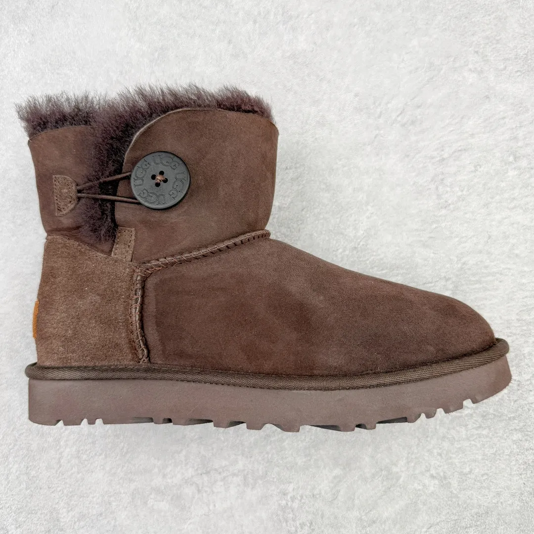 Pick up locally💰520 UGG 6422 Classic wooden buckle autumn and winter sheep fur integrated snow boots. All shoes are made from the same factory as ZP. Longfeng A-grade Australian imported sheep fur integrated women's boots. Brand OEM production line. Fully follow the ZP process. OEM original pattern maker. Adhering to the principle of no original shoes and no development selection. Pay attention to every detail. The most authentic version on the market. TREADLITE "Light Wing" technology outsole. Lightweight/durable/flexible/pile size: 35 36 37 38 39 40 Coding: by2936090